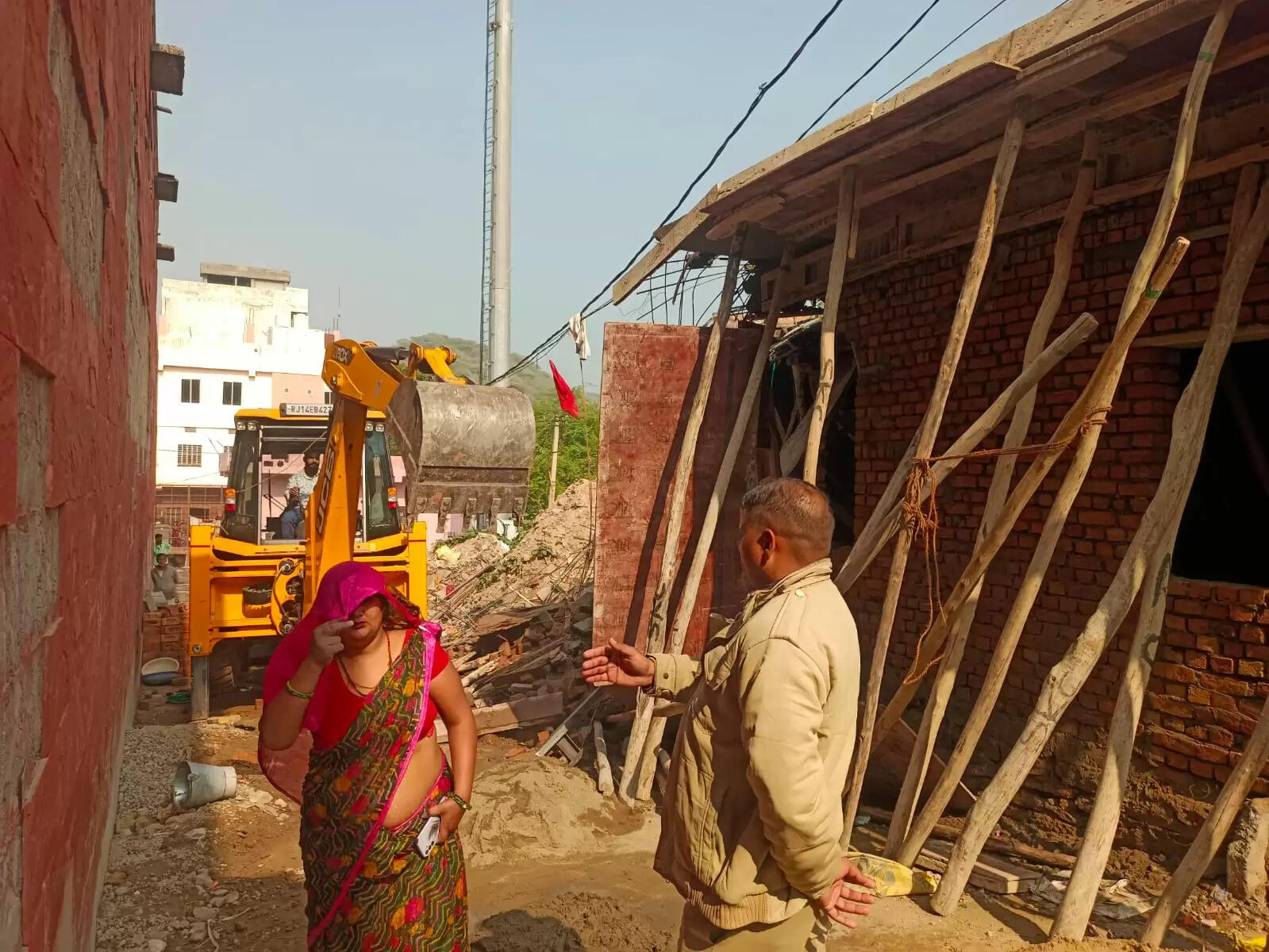 नगर निगम ने दो अवैध निर्माण ढहाए