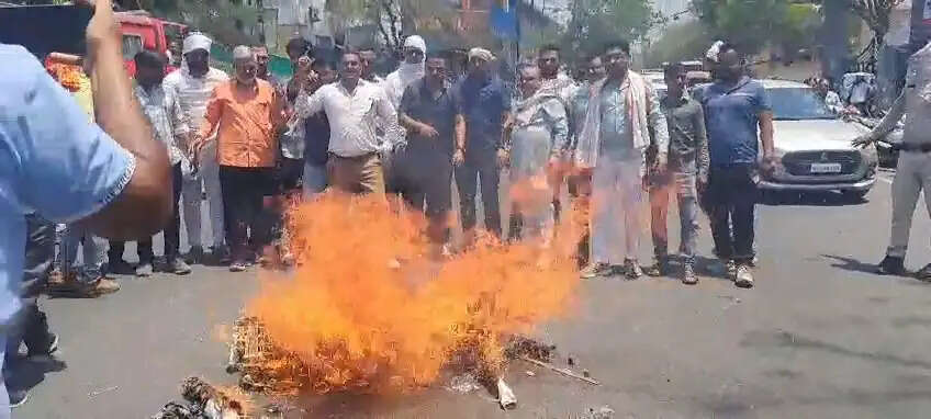 खंडवाः भाजयुमो ने फूंका सोनिया-राहुल का पुतला