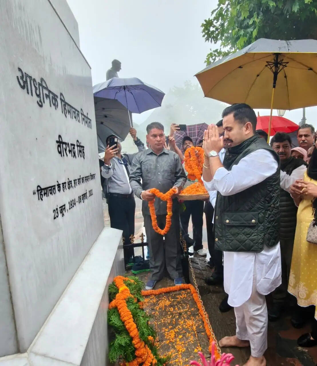 पूर्व मुख्यमंत्री वीरभद्र सिंह की पुण्यतिथि पर दी श्रद्धांजलि
