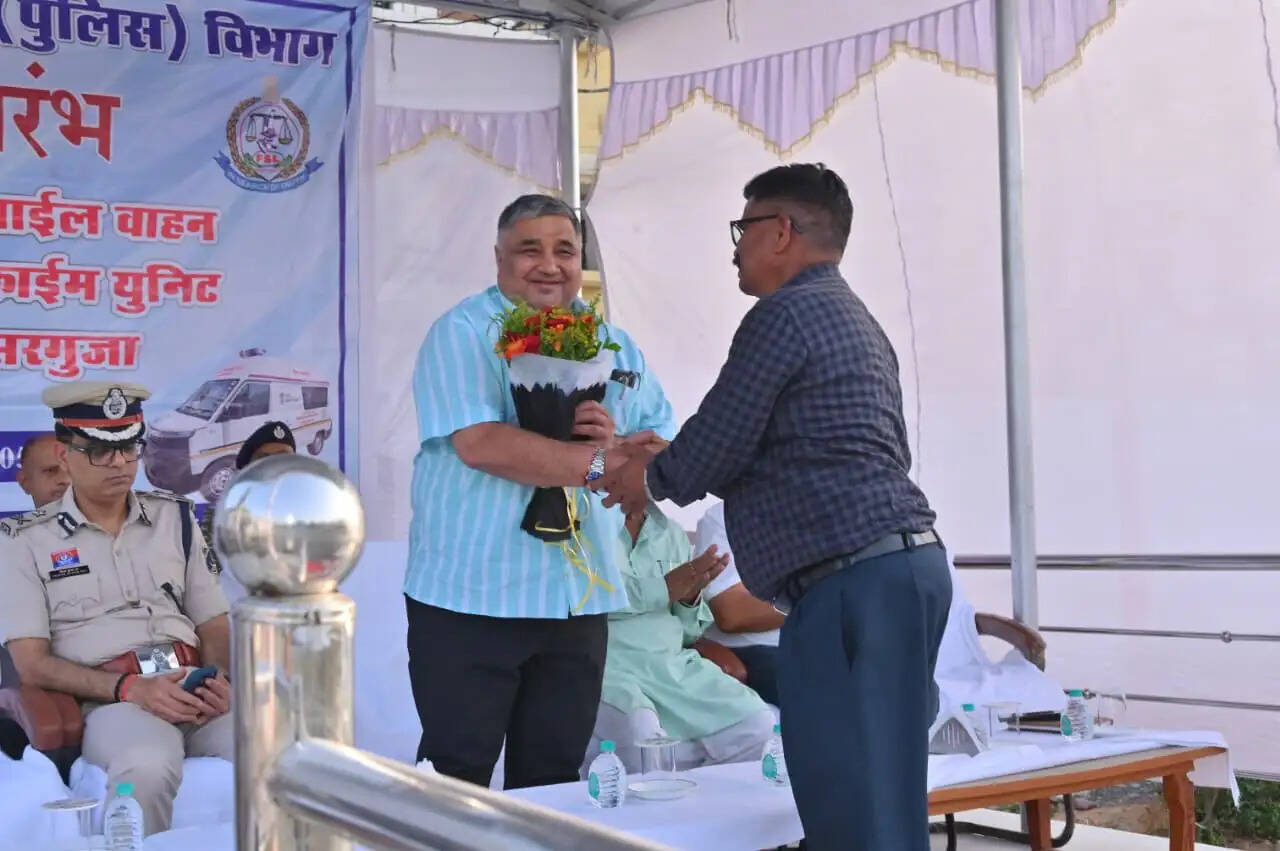 अंबिकापुर : वैज्ञानिक जांच से सशक्त होगी कानून व्यवस्था, मंत्री राजेश अग्रवाल ने मोबाइल फॉरेंसिक वैन को दिखाई हरी झंडी