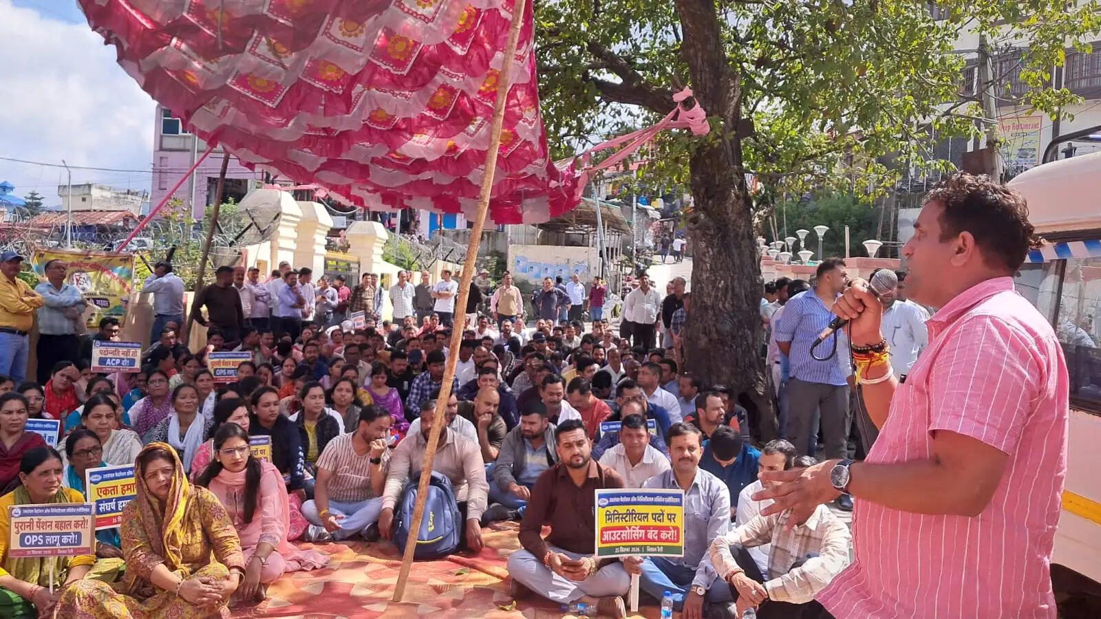 पुरानी पेंशन समेत 12 मांगों पर गरजे कर्मचारी, डीएम कार्यालय पर धरना