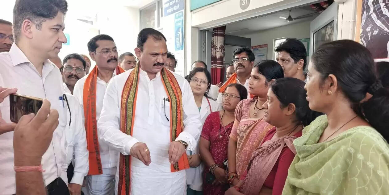 कोरबा : स्वास्थ्य मंत्री ने किया कटघोरा सीएचसी का औचक निरीक्षण