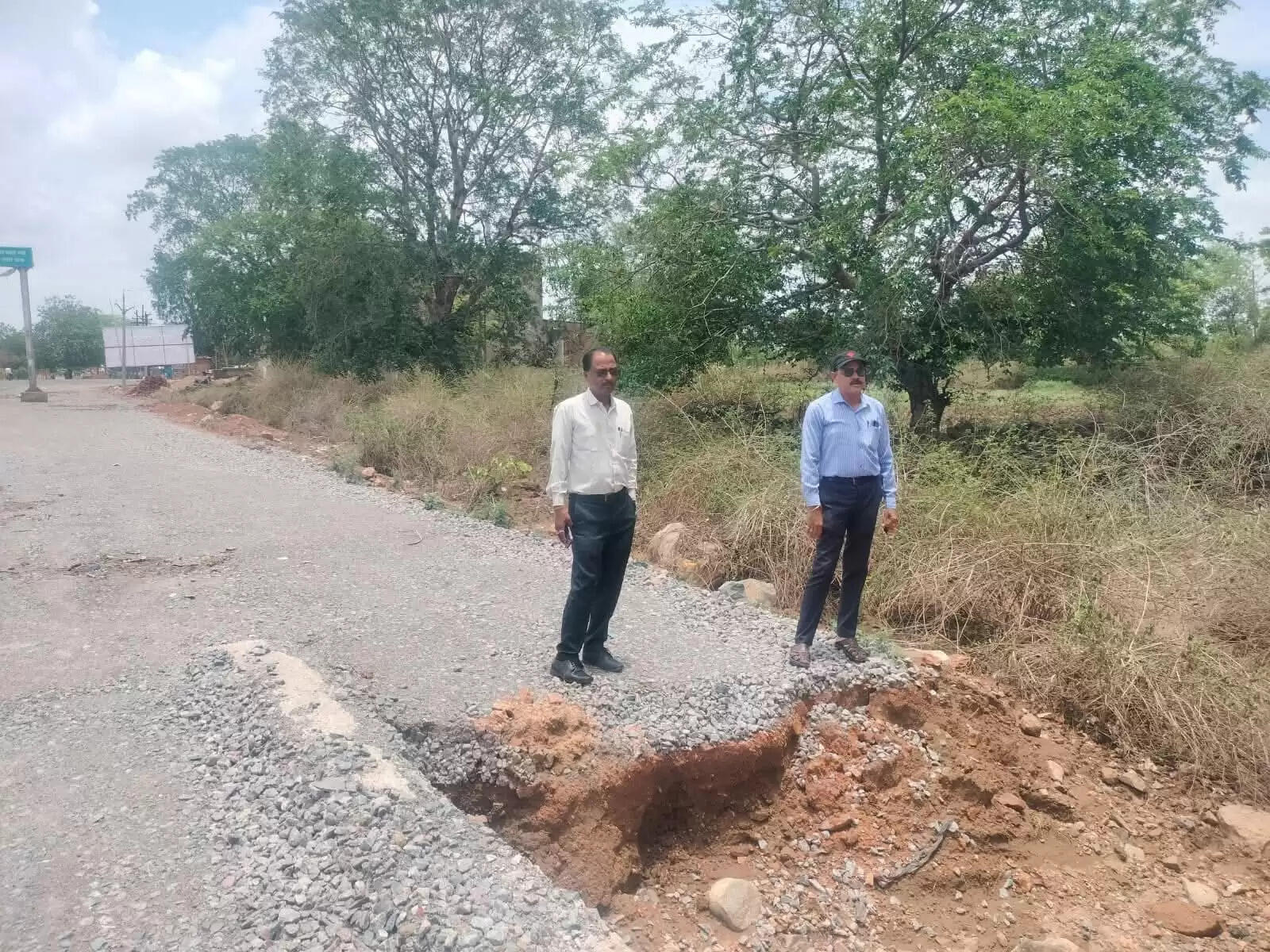 शिवपुरी : करैरा में घटिया डामरीकरण, पहली ही बारिश में सड़क उखड़ी