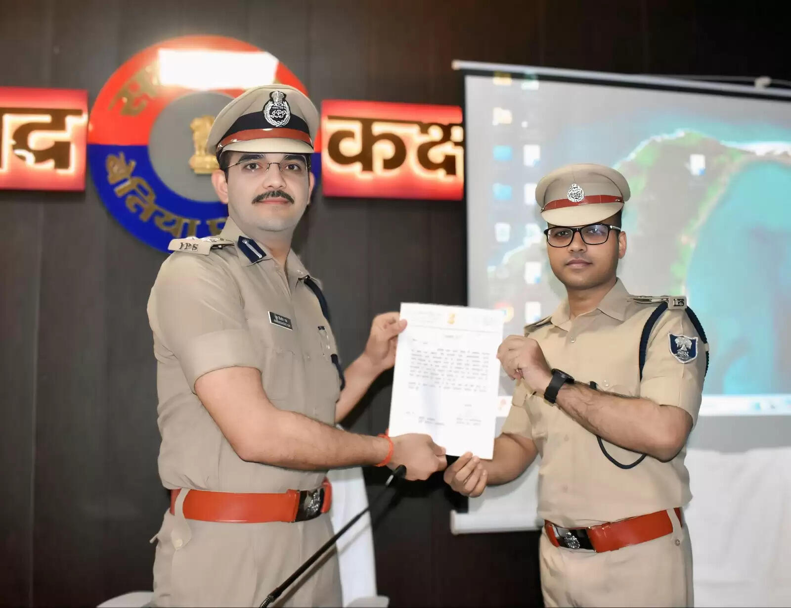 पूर्वी चंपारण जिले में बेस्ट पुलिसिंग के लिए डीआईजी ने एसपी को किया सम्मानित