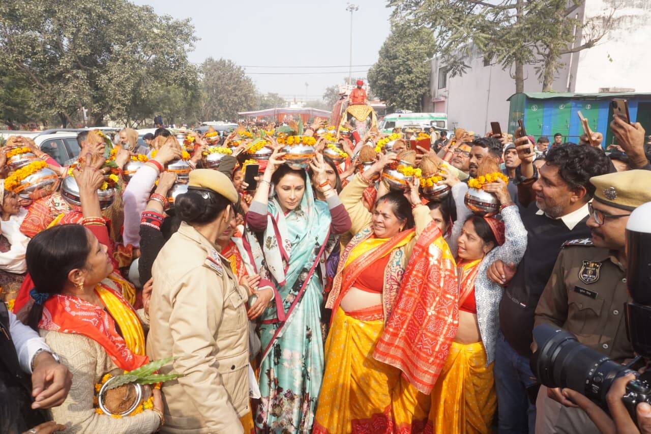 श्रीराम कथा व हनुमान महायज्ञ के आयोजन से पूर्व निकली विशाल कलश यात्रा