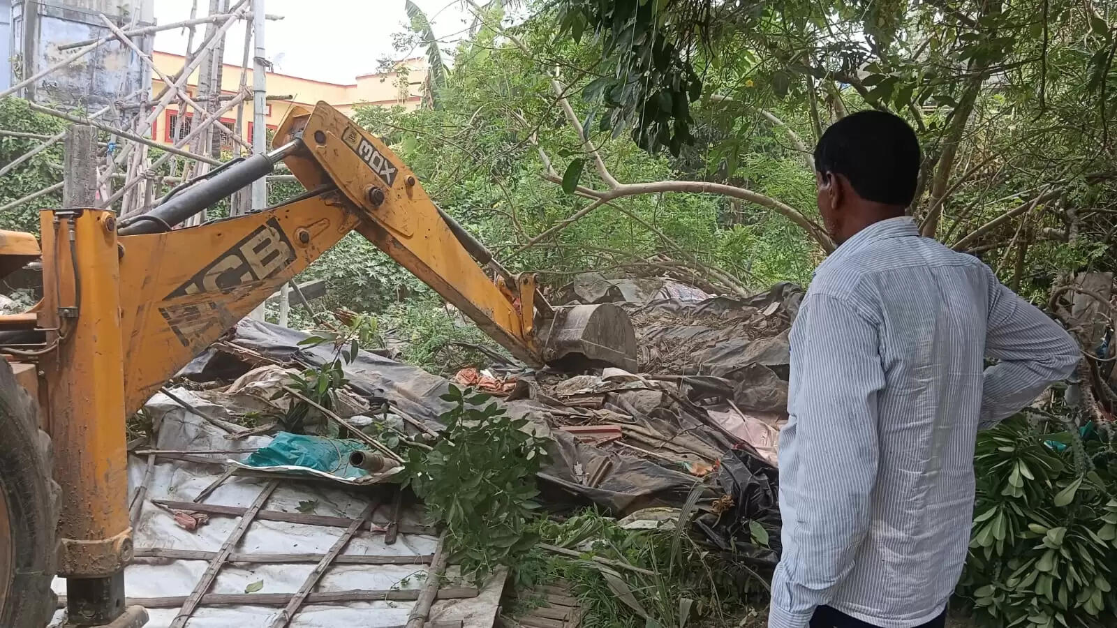 रेलवे की जमीन से हटाया गया अतिक्रमण