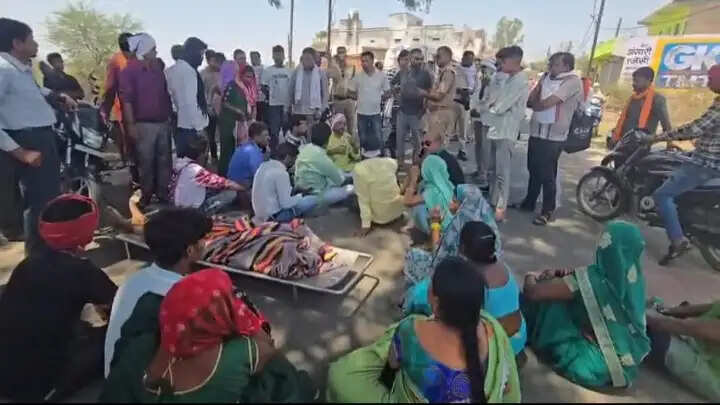 अनूपपुर: युवक ने फांसी लगाकर की आत्महत्या, ग्रामीणों ने सड़क में शव रखकर किया प्रदर्शन
