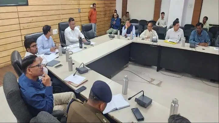 इंदौरः नदी-नालों में दूषित जल प्रवाहित करने वाली औद्योगिक और अन्य इकाईयों के विरूद्ध होगी कार्रवाई