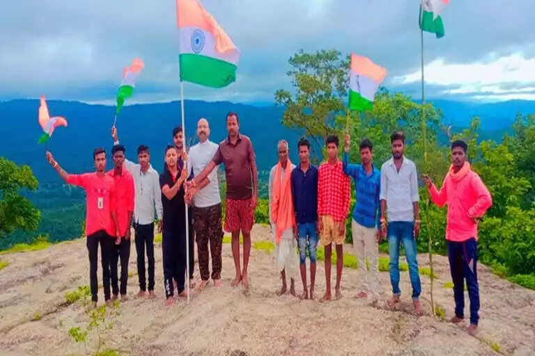गौरलाटा की 1225 मीटर ऊंची चोटी पर लहराया तिरंगा, दुर्गम रास्तों को पार कर पहुंचे पुलिस जवान और ग्रामीण