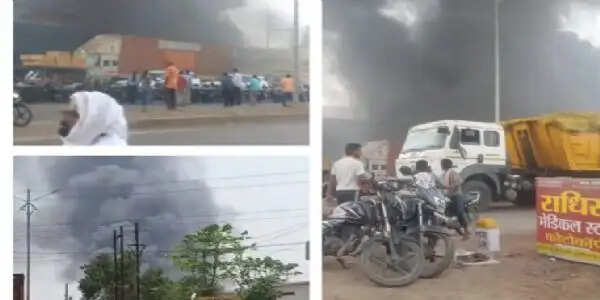 रायगढ़&nbsp;&nbsp;के&nbsp;छातामुड़ा बाईपास में कबाड़ दुकान में लगी भीषण आग, इलाके में मची अफरा-तफरी