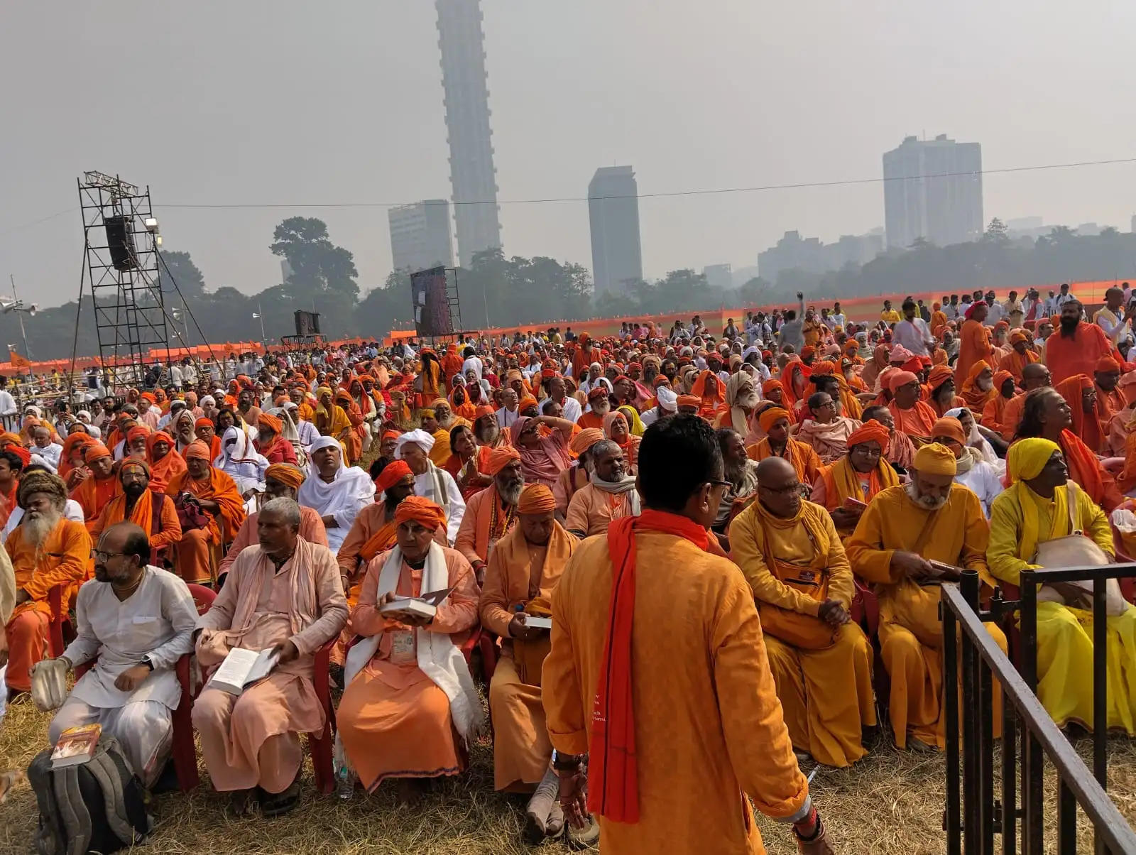 कोलकाता के ब्रिगेड परेड मैदान में 'लाख कंठ से गीता पाठ', राष्ट्रीय ग्रंथ बनाने की मांग