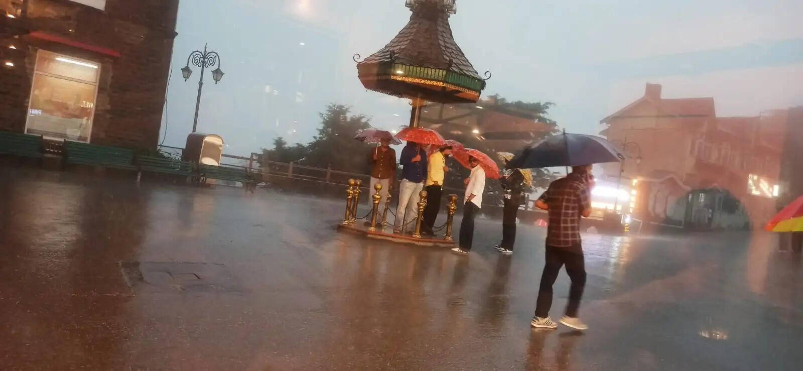 हिमाचल में 20 तक बरसेंगे बादल, अलर्ट नहीं, भूस्खलन से 55 सड़कें बंद