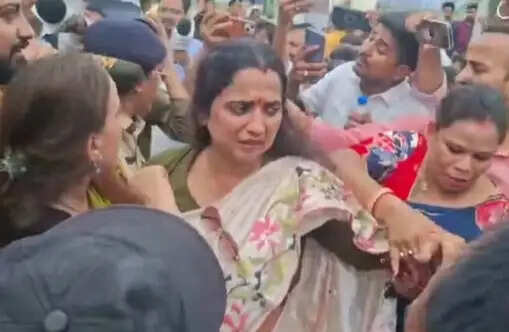 बांकीपुर उपचुनाव : नामांकन के बाद जेजेडी प्रत्याशी वीणा मानवी गिरफ्तार, तेज प्रताप ने कार्रवाई पर उठाए सवाल