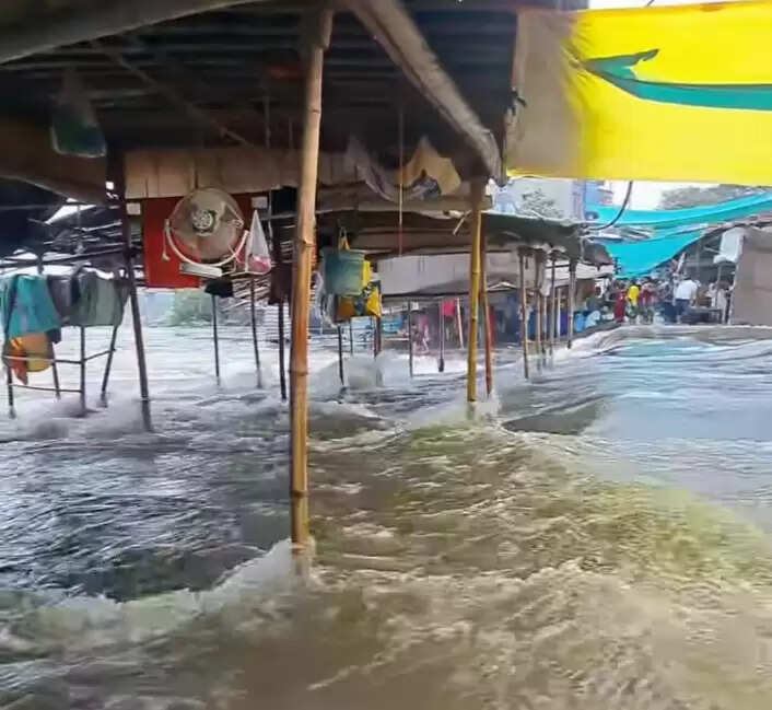 लगातार हो रही बारिश से दामोदर-भैरवी नदी में आया उफान