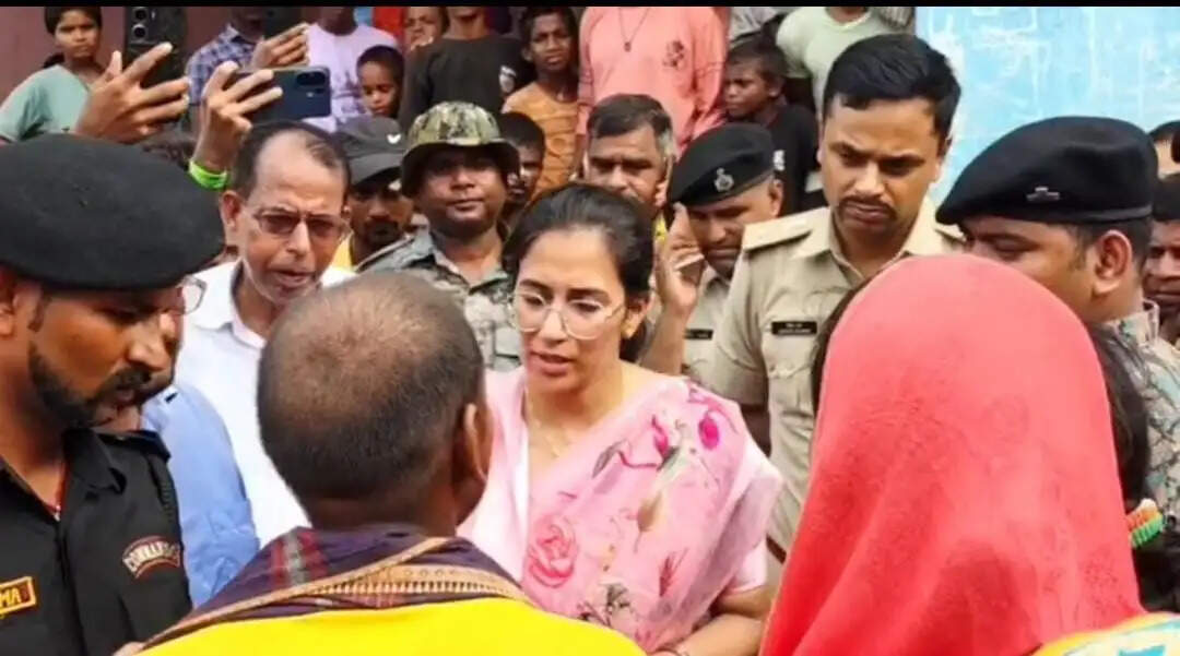 नौका हादसे में लापता भाई की राह तक रहीं दो बहनें, हाथ में राखी और आंखों में आंसू