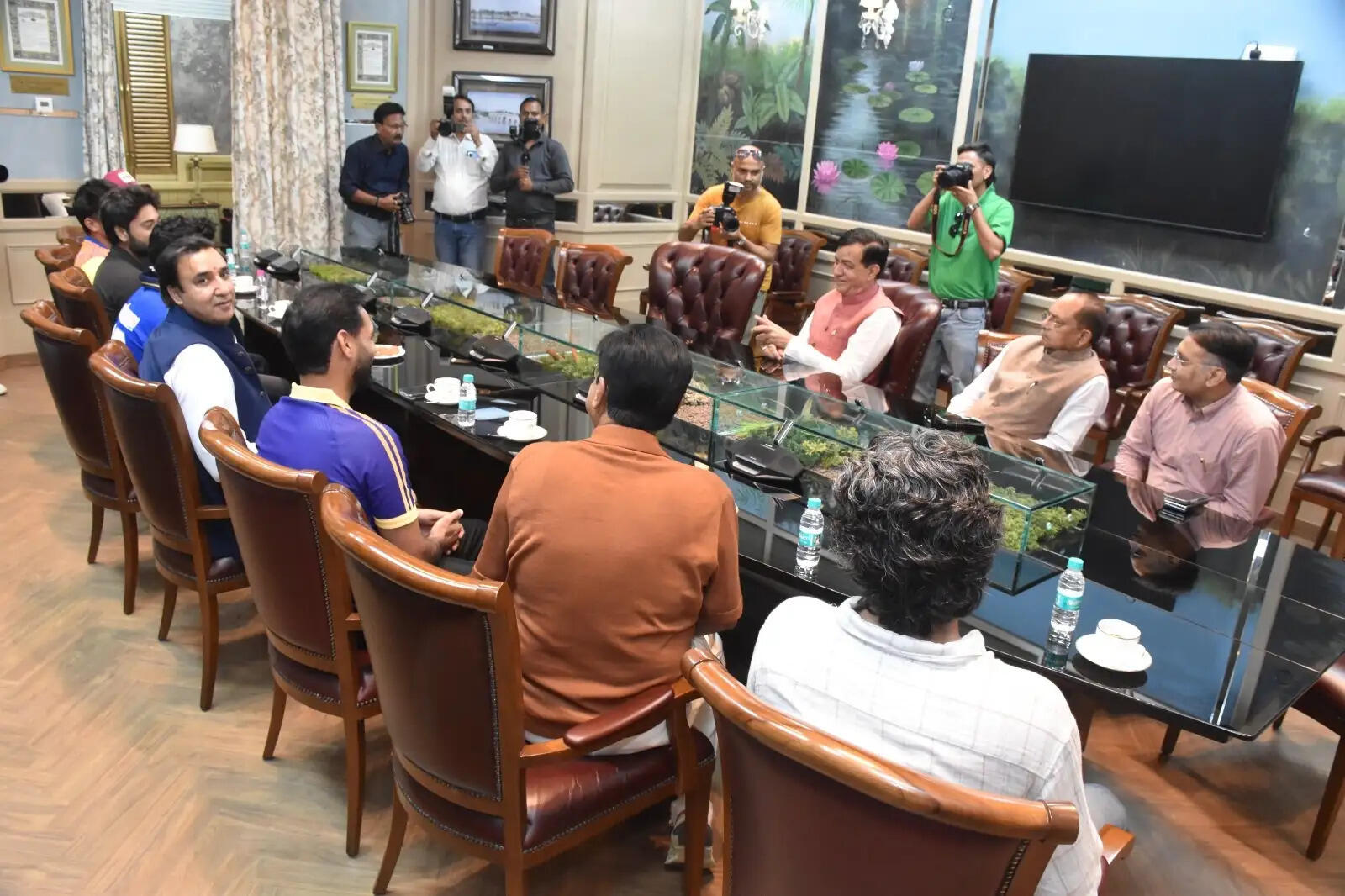 उत्तर प्रदेश टी-20 लीग सीजन-4 की ट्रॉफी के साथ विधानसभा पहुंचे खिलाड़ी, अध्यक्ष सतीश महाना से की शिष्टाचार भेंट