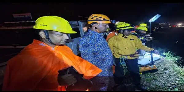 रुद्रप्रयाग में डंपर खाई में गिरा, दो की मौत