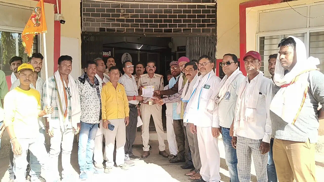 नरसिंहपुरः जुआ-सट्टा और शराब के खिलाफ जनआक्रोश, सड़कों पर उतरे लोग