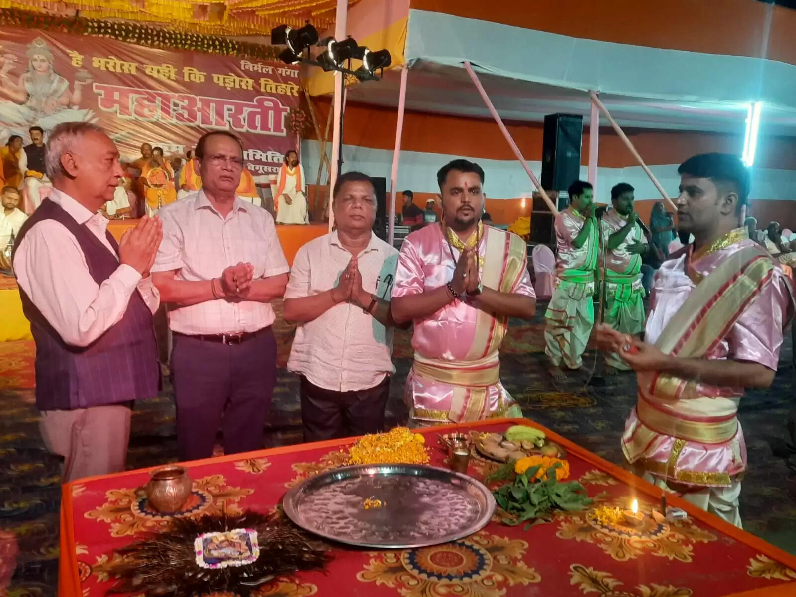 ''देवी सुरेश्वरी भगवती गंगे, भुवन तारिणी तरल तरंगे'' से गूंज उठा सिमरिया