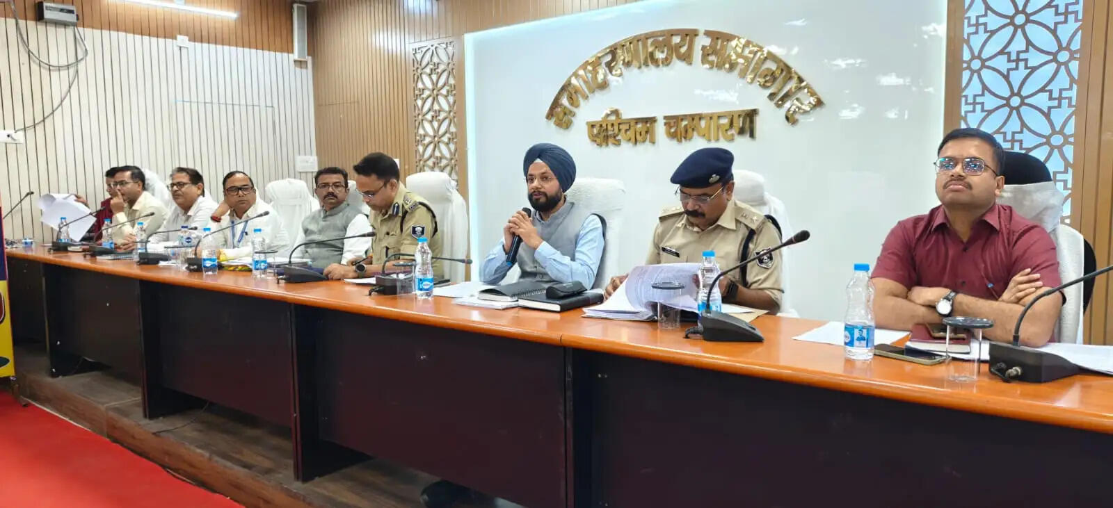निष्पक्ष और भयमुक्त माहौल में कराएं शिक्षक निर्वाचन : डीएम
