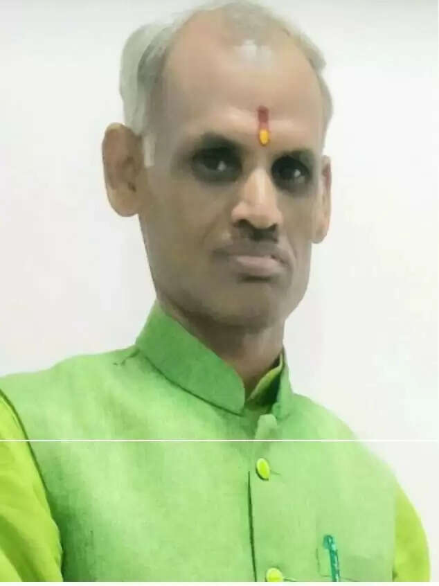 ग्रीन मैन विजयपाल बघेल ने किया नहर पटरी पर खड़े पेड़ों को काटने का विरोध