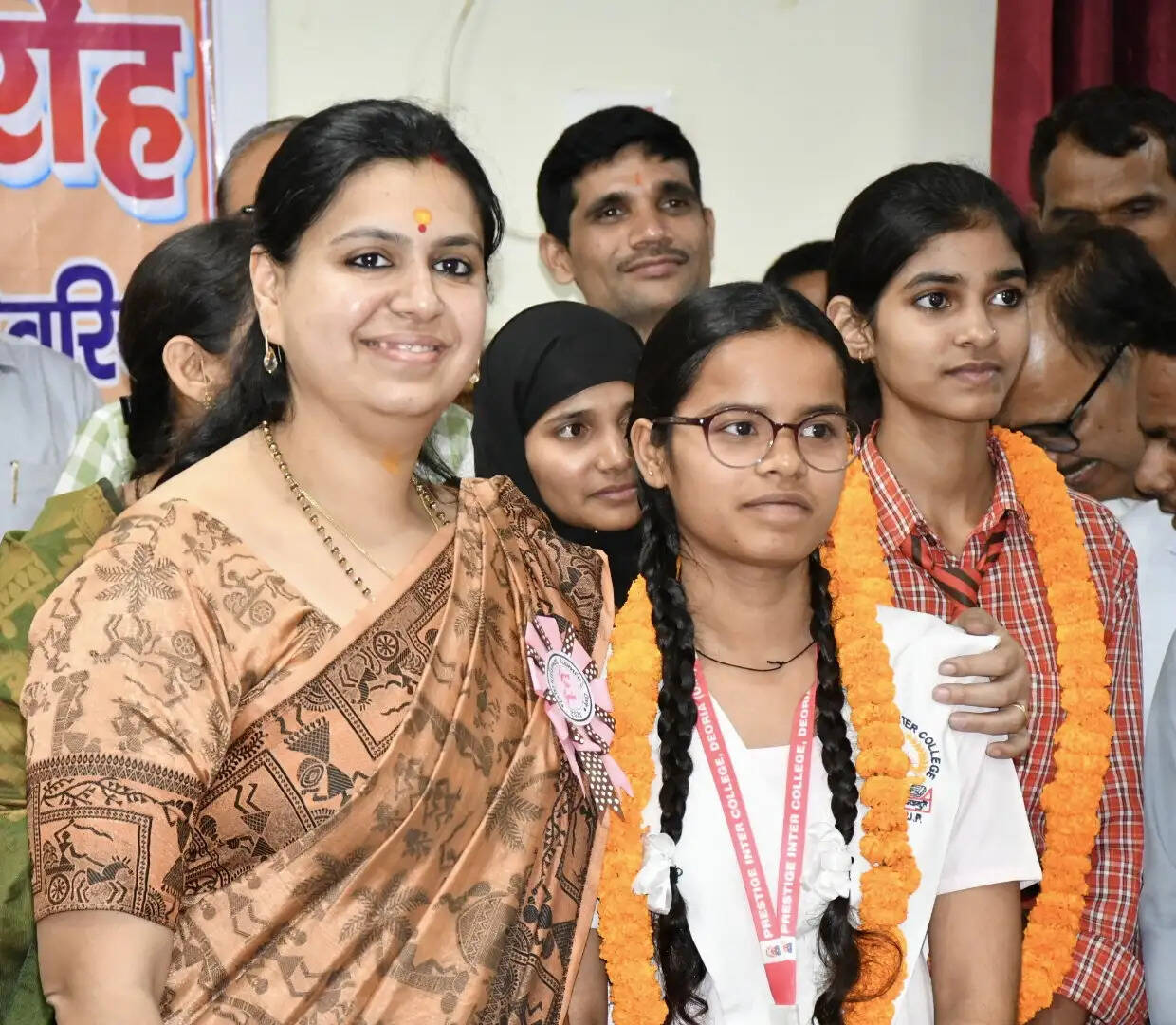 बोर्ड परीक्षा में उत्कृष्ट अंक लाने वाले मेधावी सम्मानित, जिलाधिकारी ने बढाया उत्साह