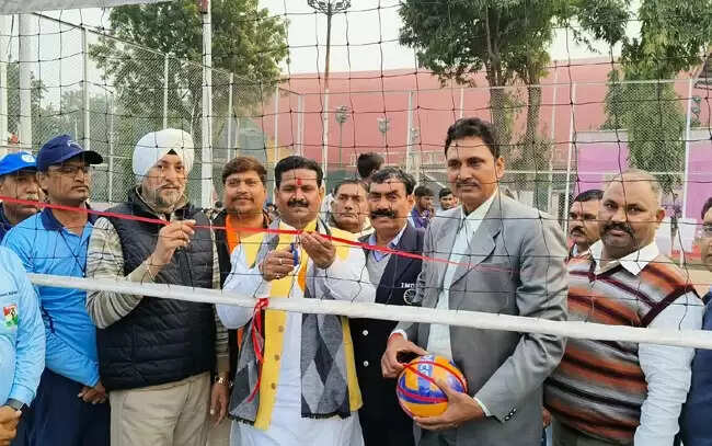 पुलिस लाइन क्लब ने जीता मेयर कप वॉलीबाल का उद्घाटन मैच