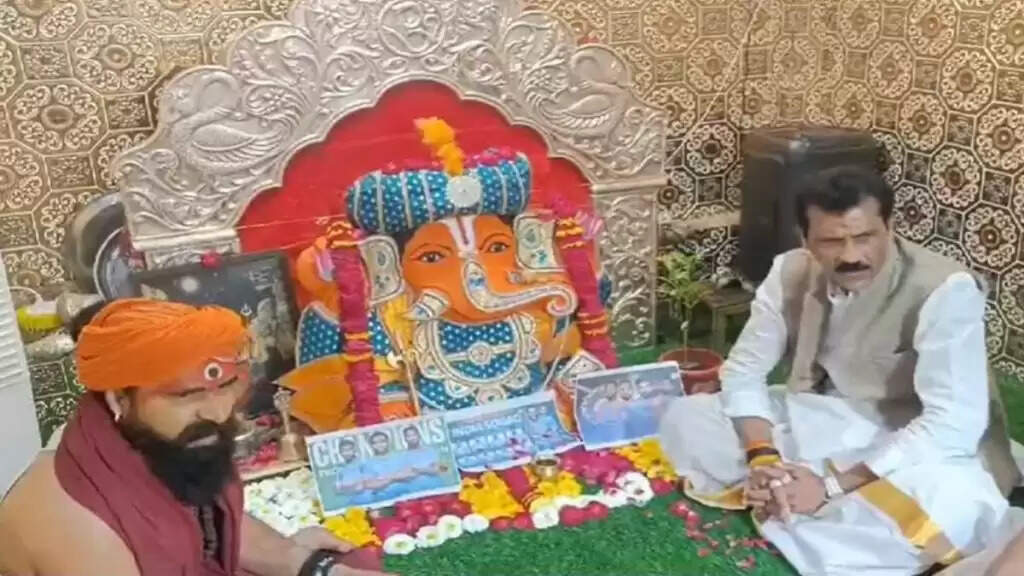 भारत-पाक मुकाबले में&nbsp;टीम&nbsp;इंडिया&nbsp;की&nbsp;जीत&nbsp;काे&nbsp;लेकर महाकाल मंदिर&nbsp;और&nbsp;सिद्धिविनायक मंदिर में विशेष&nbsp;पूजा अर्चना