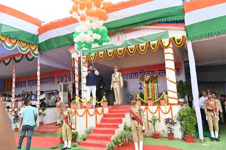 महासमुंद में जिले के प्रभारी एवं खाद्य मंत्री दयालदास बघेल ने किया ध्वजारोहण