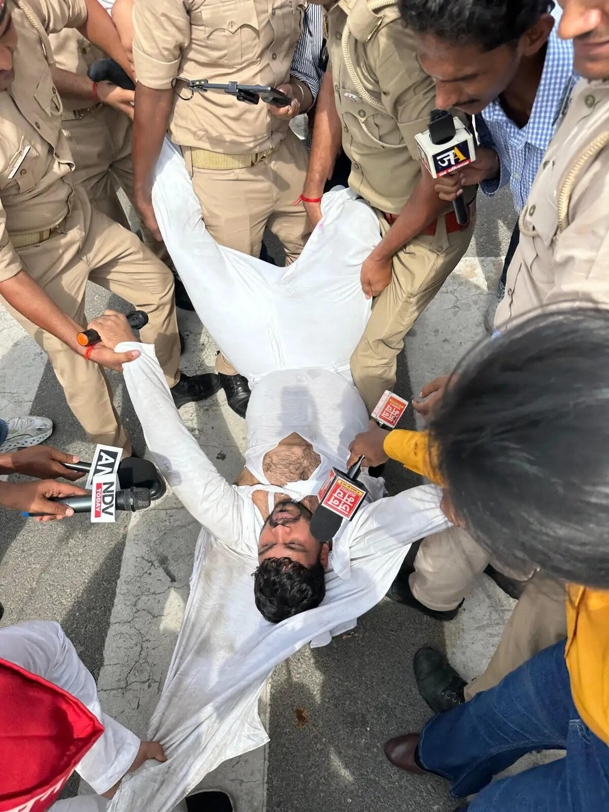 सपा छात्र सभा ने लखनऊ में छात्राें की मांगों को लेकर किया प्रदर्शन, राजभवन जाते हुए पुलिस ने हिरासत में लिया