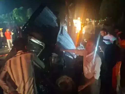 डिवाइडर से टकराकर कंटेनर में लगी आग, ड्राइवर जिंदा जला