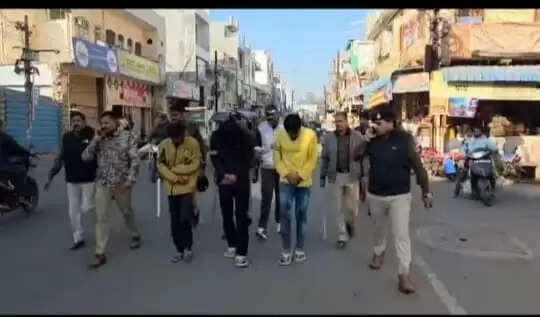 नागदाः छेड़छाड़ के आरोपियों का पुलिस ने निकाला जुलूस, भेजा जेल