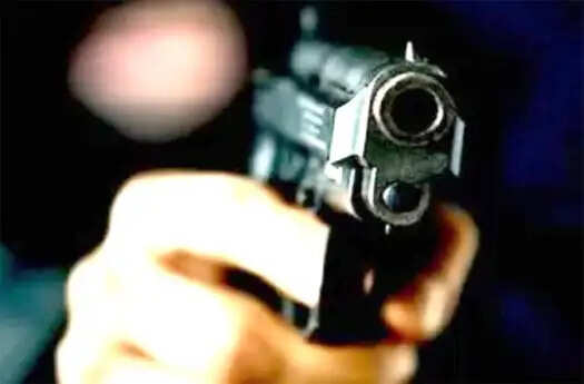 अंश को मारने पहुंचे बदमाशों ने युवती को मारी गोली