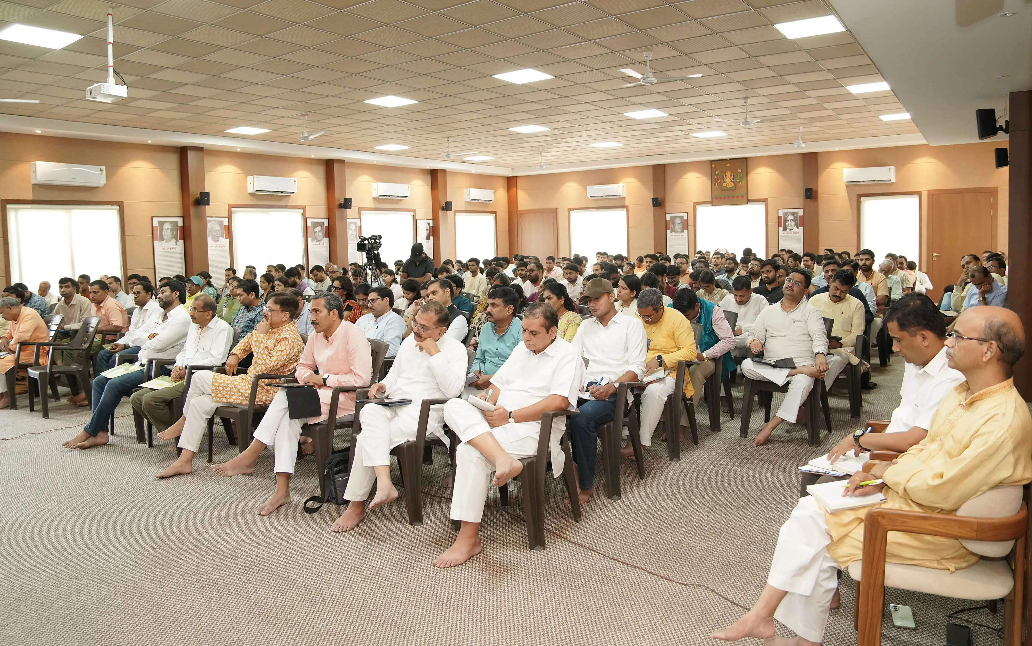युवा प्रश्न पूछें, संवाद से जुड़ें और उनके भीतर की संवेदना को समझें : दत्तात्रेय होसबाले