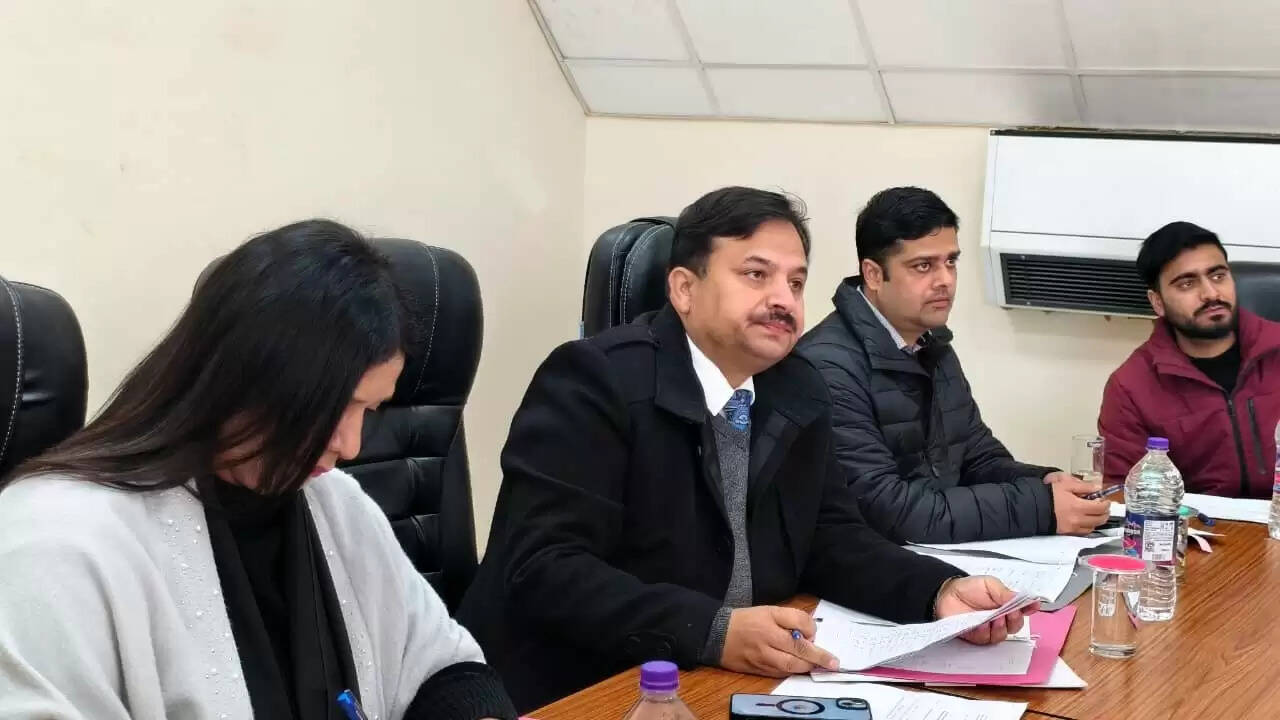 डीसी की पटवारियों संग बैठक, राजस्व कार्यों में तेज़ी लाने के निर्देश