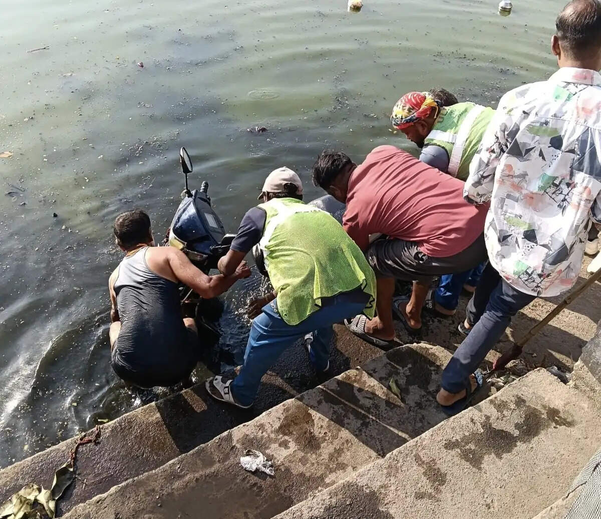 जबलपुरः फूलमाला विसर्जन करने गई महिला एक्टिवा सहित तालाब में जा गिरी