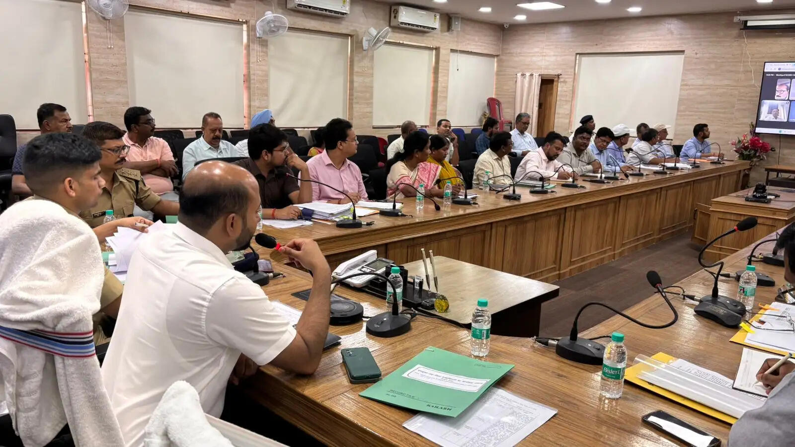 बिना हेलमेट वाले वाहन चालकों पर हो कार्रवाई : डीसी