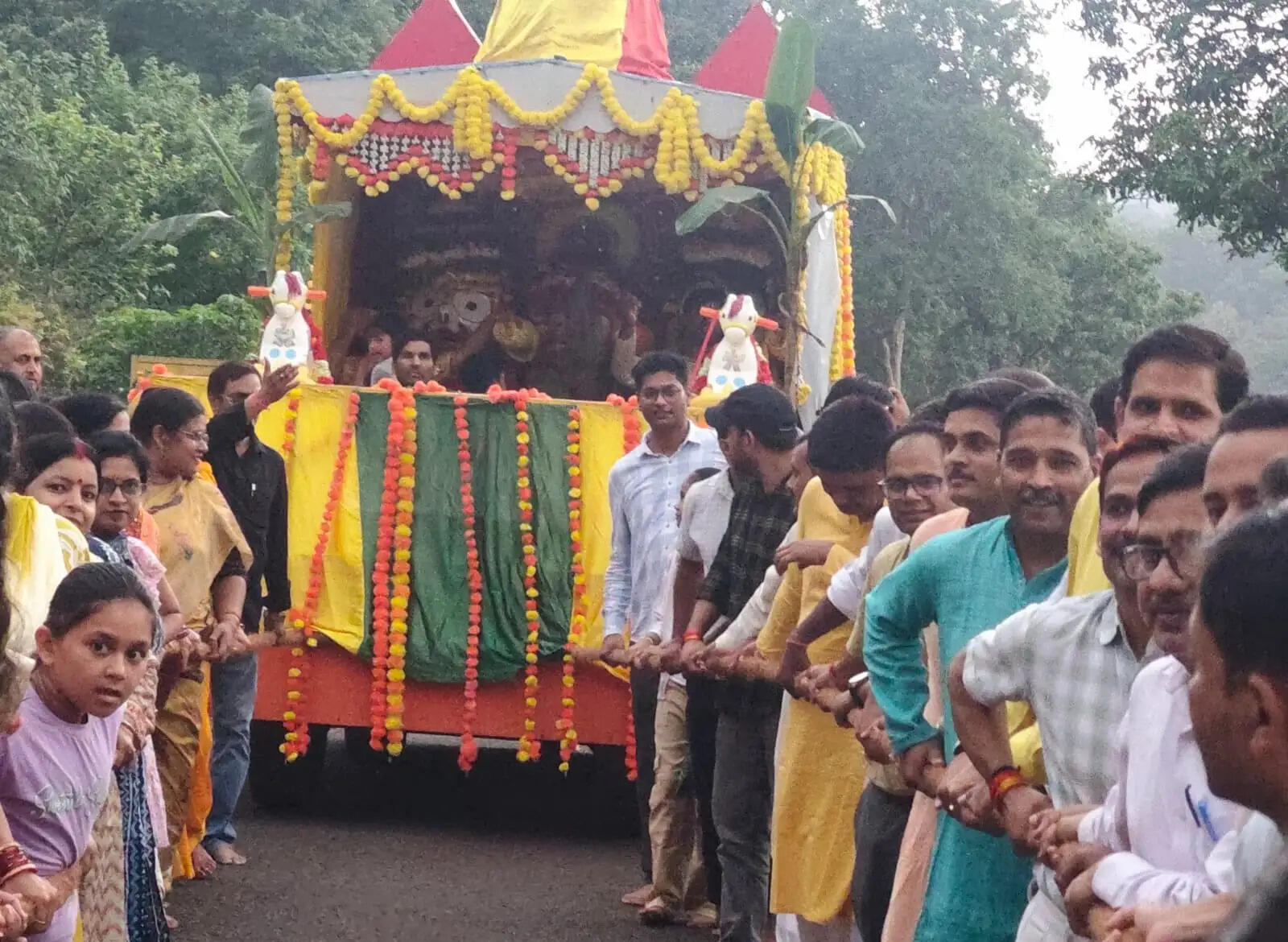 रथ यात्रा: मौसी के घर से अपने घर पहुंचे भगवान जगन्नाथ, रथ को खीचने लगी रहीं होड़