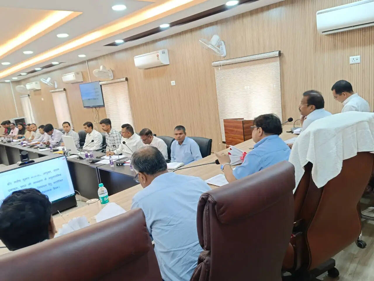 अनुशासनिक मामले जल्द निपटने की प्रमंडलीय आयुक्त ने दी चेतावनी