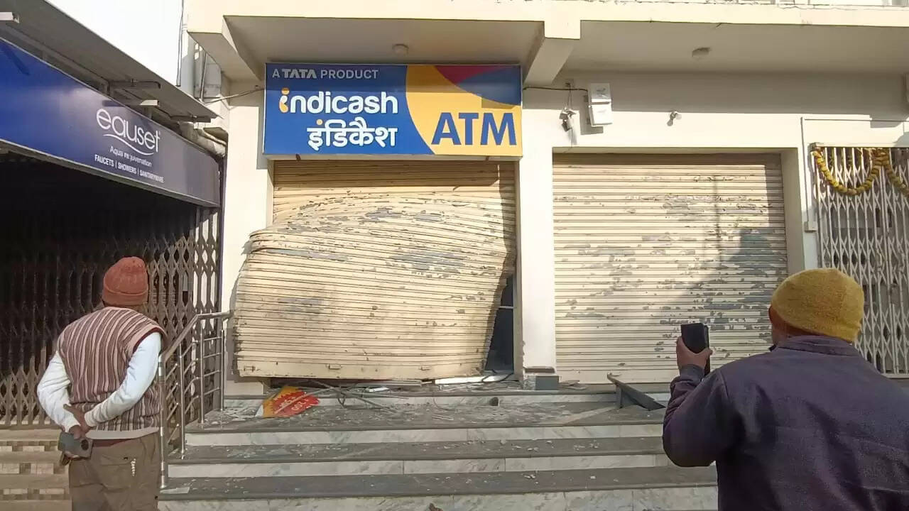 अपराधियों ने एटीएम उखाड कर ले भागे 64 हजार रुपये