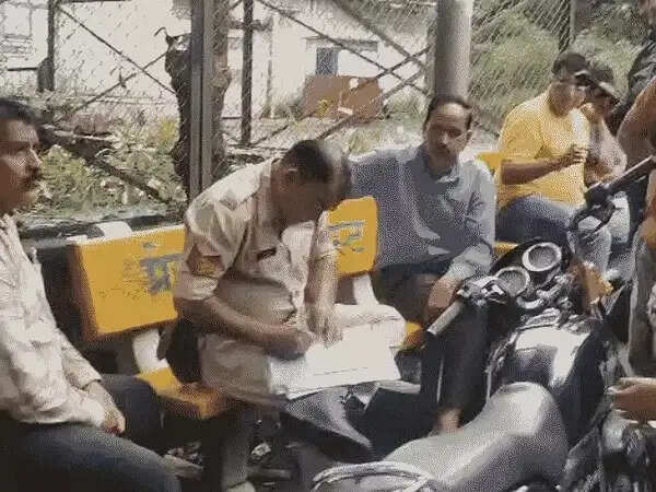 भोपाल में&nbsp;ट्रक की टक्कर से सुपरवाइजर की मौत,&nbsp;रूटीन चेकअप के लिए अस्पताल जा रहे थे,&nbsp;ट्रक चालक फरार