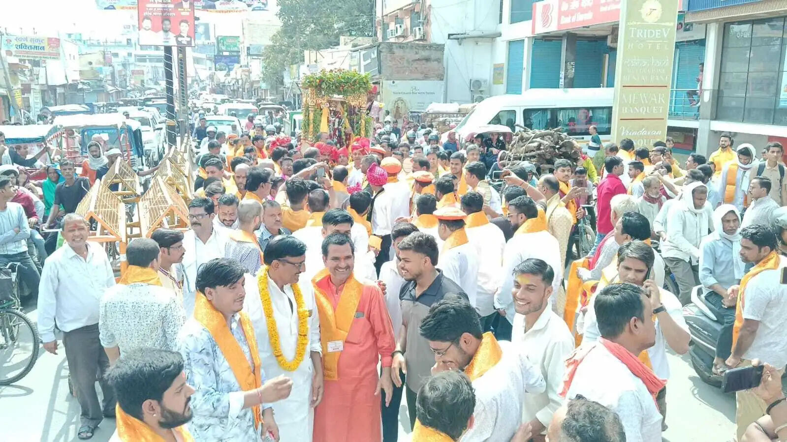 काशी के कोतवाल बाबा कालभैरव नगर भ्रमण पर निकले, पुष्पवर्षा के बीच उतारी गई आरती