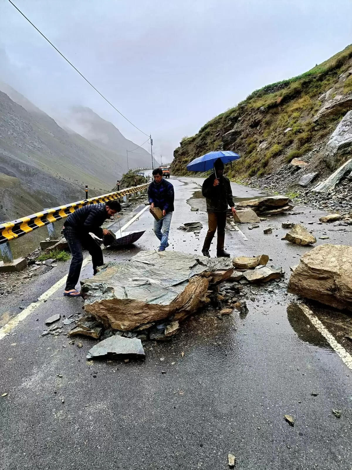 हिमाचल में भूस्खलन से मंडी व कुल्लू में तबाही, 6 की मौत, 7 नेशनल हाइवे व 1155 सड़कें बंद, 8 जिलों में अलर्ट
