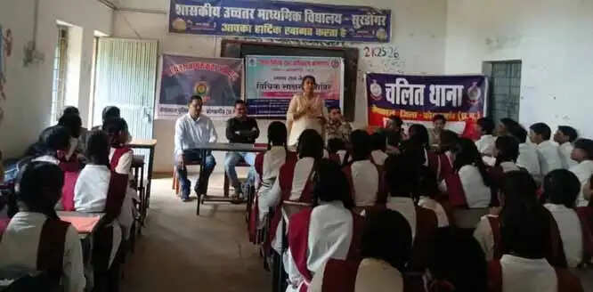 केशकाल पुलिस ने छात्र-छात्राओं व शिक्षकों को किया जागरूक