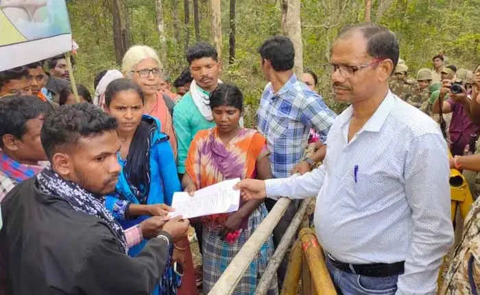 बीजापुर : क्रॉस फायरिंग में हुई बच्ची की मौत पर ग्रामीणों ने किया प्रर्दशन, सौंपा ज्ञापन