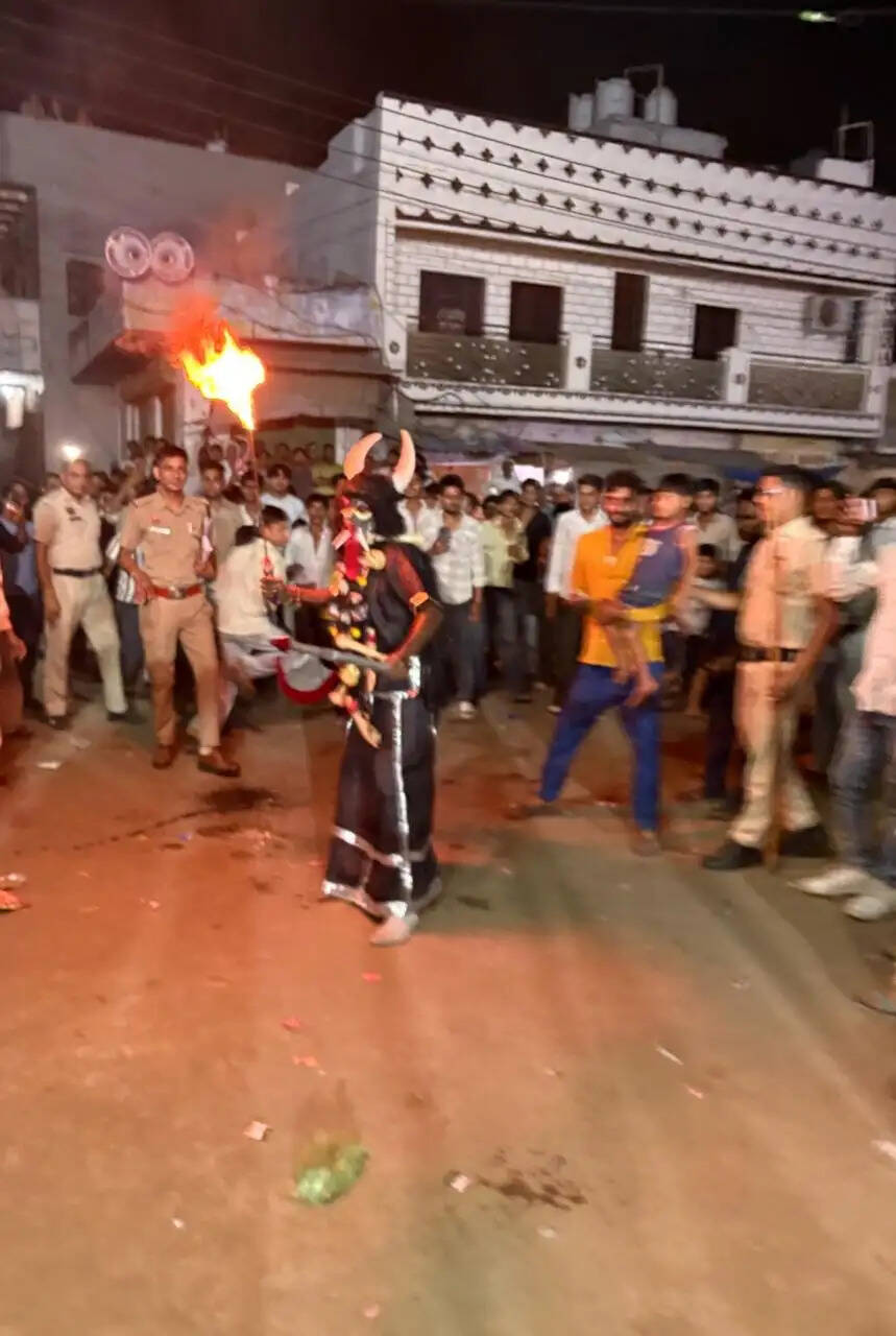 नूंह: नगीना की रामलीला में ताड़का के विकराल रूप ने वाहवाही लूटी