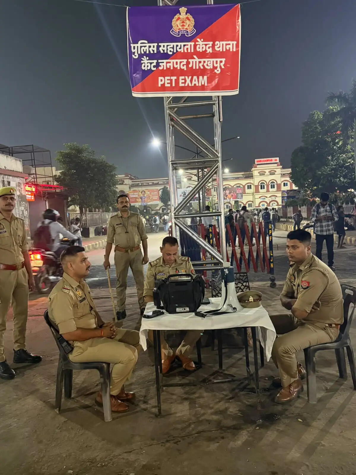 शांति और सुरक्षा व्यवस्था का जायजा लेने सड़क पर उतरे एसपी सिटी, गोरखनाथ क्षेत्र में की पैदल गश्त