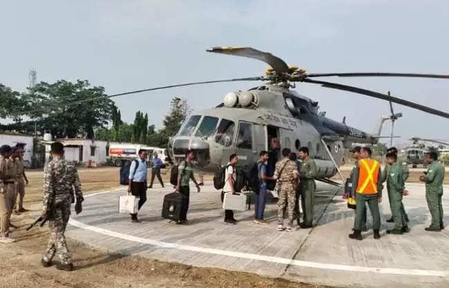 महाराष्ट्र में पहले चरण के मतदान के लिए तैयारी शुरू, गढ़चिरौली के 68 मतदान केंद्रों पर 295 मतदान अधिकारियों को हवाई मार्ग से भेजा गया