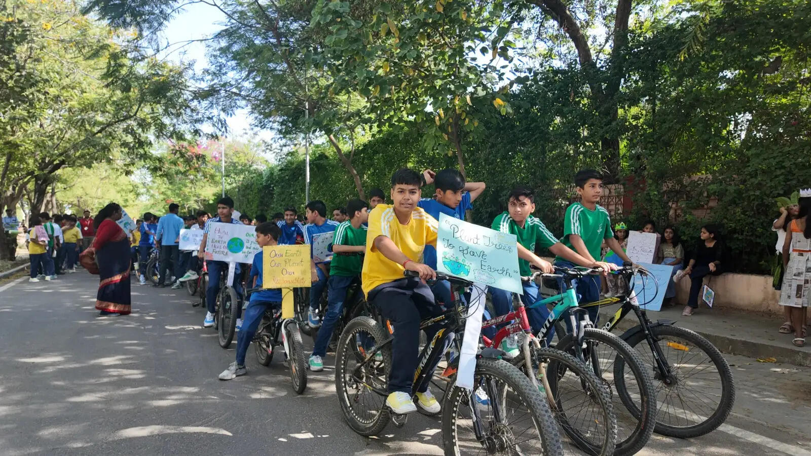 वर्ल्ड अर्थ डे पर जागरूकता रैली—नुक्कड़ नाटक और बेस्ट आउट ऑफ वेस्ट प्रदर्शनी आयोजित