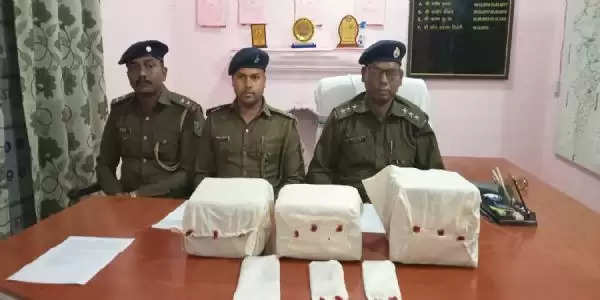 यात्री बस में पुलिस ने मारा छापा, 20 किलो अवैध गांजा के साथ मां-बेटी गिरफ्तार